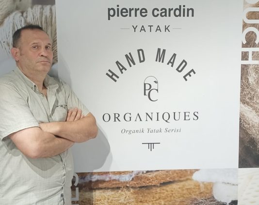 Mehmet Sönmez: “Yatak Konusu Ciddi Bir İştir!.” Mehmet Sönmez: Pierre Cardin gibi global bir markayı MetroCity gibi seçkin bir lokasyona kazandırmak bizim için büyük bir onur. Dedi açıklaması görseli CEO Haber'de.