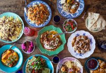 Afganistan, tarih boyunca farklı medeniyetlerin kesişim noktası olmuş bir coğrafyada yer alır ve bu durum mutfağına doğrudan yansımıştır. Afganistan mutfağı, Orta Asya, İran ve Hint kültürlerinin etkisiyle şekillenmiş, hem lezzet hem de çeşitlilik açısından zengin bir gelenek sunar. Bu mutfak, özellikle pirinç, et ve baklagillerin ustaca kullanımı ile bilinir. Binlerce yıllık bir tarih, Afgan yemek kültürünün bugünkü karakterini oluşturmuş ve hem günlük hem de özel günlerde sofralara aktarılmıştır. Konulu bir haber görseli.