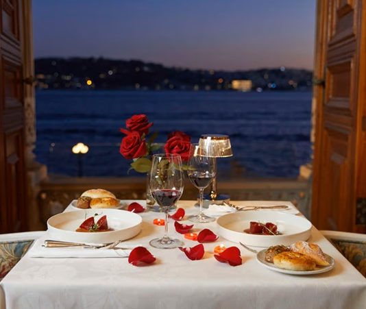 Akşam Yemekleri Ve Sofra Kültürü Akşam yemekleri, günün en kapsamlı ve genellikle en zengin öğünlerinden biri olarak kabul edilir. Tarih boyunca insanlar, günün son öğününde hem enerji depolamak hem de sosyal ilişkileri güçlendirmek amacıyla çeşitli yemekler hazırlamıştır. Eski uygarlıklarda akşam yemekleri, aile ve toplumsal bağların pekiştiği bir ritüel olarak öne çıkmıştır. Konulu bir haber görseli.