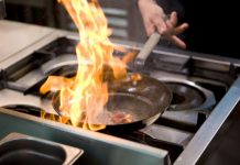 Alevde pişirme, insanlık tarihinin en eski pişirme yöntemlerinden biridir. Ateşin keşfiyle birlikte ortaya çıkan bu teknik, doğrudan alev üzerinde veya köz ateşinde yiyeceklerin hazırlanmasını ifade eder. Binlerce yıldır farklı kültürlerin mutfaklarında kullanılan bu yöntem, bugün de özgün lezzetler arayanların vazgeçilmezi olmuştur.