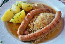 Almanya mutfağı, tarihi boyunca farklı kültürlerin etkisiyle zenginleşmiş, bölgesel farklılıkların damaklarda iz bıraktığı bir gastronomi mirasına sahiptir. Avrupa’nın merkezinde yer alan Almanya, coğrafi konumu nedeniyle hem Akdeniz mutfağından hem de Orta Avrupa mutfağından esintiler taşır. Yüzyıllar boyunca göçler, ticaret yolları ve komşu ülkelerle kurulan ilişkiler, ülkenin yemek kültürüne çeşitlilik kazandırmıştır. Bugün hem geleneksel tarifler hem de modern dokunuşlarla zenginleşen yemekler, dünya mutfağında özel bir yere sahiptir. Konulu bir haber görseli.