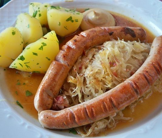 Almanya mutfağı, tarihi boyunca farklı kültürlerin etkisiyle zenginleşmiş, bölgesel farklılıkların damaklarda iz bıraktığı bir gastronomi mirasına sahiptir. Avrupa’nın merkezinde yer alan Almanya, coğrafi konumu nedeniyle hem Akdeniz mutfağından hem de Orta Avrupa mutfağından esintiler taşır. Yüzyıllar boyunca göçler, ticaret yolları ve komşu ülkelerle kurulan ilişkiler, ülkenin yemek kültürüne çeşitlilik kazandırmıştır. Bugün hem geleneksel tarifler hem de modern dokunuşlarla zenginleşen yemekler, dünya mutfağında özel bir yere sahiptir. Konulu bir haber görseli.