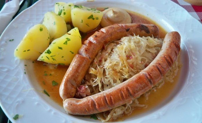 Almanya Mutfağı Almanya mutfağı, tarihi boyunca farklı kültürlerin etkisiyle zenginleşmiş, bölgesel farklılıkların damaklarda iz bıraktığı bir gastronomi mirasına sahiptir. Avrupa’nın merkezinde yer alan Almanya, coğrafi konumu nedeniyle hem Akdeniz mutfağından hem de Orta Avrupa mutfağından esintiler taşır. Yüzyıllar boyunca göçler, ticaret yolları ve komşu ülkelerle kurulan ilişkiler, ülkenin yemek kültürüne çeşitlilik kazandırmıştır. Bugün hem geleneksel tarifler hem de modern dokunuşlarla zenginleşen yemekler, dünya mutfağında özel bir yere sahiptir. Konulu bir haber görseli.