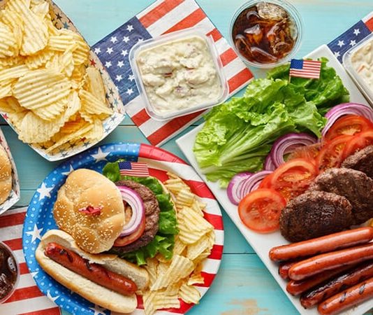 Amerika Birleşik Devletleri mutfağı, dünyanın en çeşitli gastronomi kültürlerinden biri olarak bilinir. Bunun en büyük sebebi ülkenin tarih boyunca göç alan bir yapıya sahip olmasıdır. Yerli Amerikan kabilelerinin beslenme alışkanlıkları, Avrupalı sömürgecilerin yemek kültürü ve Afrika’dan gelen etkiler, bu mutfağın temelini oluşturmuştur. Sonraki dönemlerde Asya, Orta Doğu ve Latin Amerika göçmenlerinin katkılarıyla bu çeşitlilik daha da artmıştır. Konulu bir haber görseli.