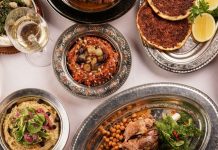 Türkiye’nin kalbi olan Anadolu, tarih boyunca pek çok medeniyete ev sahipliği yapmış, kültürel ve gastronomik açıdan oldukça zengin bir bölgedir. Anadolu sofrası, bu derin mirasın en güzel yansımalarından biri olarak kabul edilir. Her bölge kendi yöresel yemekleri, tarifleri ve sunum biçimleri ile Anadolu’nun geniş mutfak haritasında yerini alır. Bu sofralar sadece beslenmenin ötesinde, bir arada olmanın, paylaşmanın ve kültürel bağların güçlenmesinin simgesidir. Konulu bir haber görseli.
