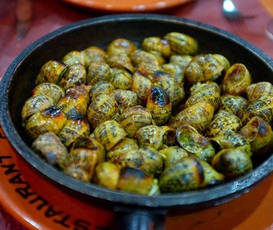 Andorra Mutfağı Andorra mutfağı, Pireneler’in etkisiyle şekillenmiş geleneksel bir Akdeniz mutfağıdır. Fransa ve İspanya mutfaklarından esintiler taşır, ancak kendi özgün tarifleriyle dikkat çeker. Bu mutfak, hem dağlık bölgenin iklimine hem de yerel üretim kaynaklarına göre şekillenir ve bölgesel lezzetleri ön plana çıkarır. Konulu bir haber görseli.