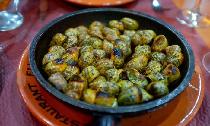 Andorra Mutfağı Andorra mutfağı, Pireneler’in etkisiyle şekillenmiş geleneksel bir Akdeniz mutfağıdır. Fransa ve İspanya mutfaklarından esintiler taşır, ancak kendi özgün tarifleriyle dikkat çeker. Bu mutfak, hem dağlık bölgenin iklimine hem de yerel üretim kaynaklarına göre şekillenir ve bölgesel lezzetleri ön plana çıkarır. Konulu bir haber görseli.