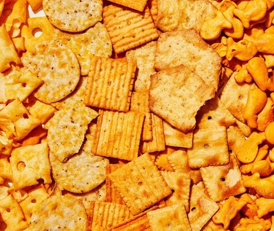 Atıştırmalık Fikirler Günün Her Anına Uygun Lezzetler Yoğun iş temposu, okul hayatı veya evde geçirilen zaman fark etmeksizin, günün herhangi bir saatinde açlığımızı bastırmak için atıştırmalık fikirler devreye girer. Hem pratik hem de lezzetli bu küçük öğünler, doğru tercih edildiğinde sağlıklı bir beslenme rutininin de parçası olabilir. Tatlıdan tuzluya, fırından çıkan sıcacık ürünlerden çiğ sebze ve meyve tabaklarına kadar geniş bir yelpaze sunar. Konulu bir haber görseli.