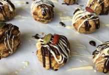 Atıştırmalık, insanlar arasında kısa süreli ve pratik beslenmenin vazgeçilmez bir parçasıdır. Tarih boyunca farklı kültürlerde farklı atıştırmalık çeşitleri geliştirilmiştir. Antik çağlardan günümüze kadar taşınan bu pratik besinler, hem doyurucu hem de enerji verici özellikleri ile ön plana çıkmıştır. Konulu bir haber görseli.