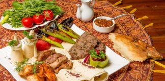 Azerbaycan Mutfağı Azerbaycan mutfağı, Kafkasya’nın verimli toprakları ve tarihi zenginliği ile şekillenmiş, binlerce yıllık bir gastronomi kültürüne sahiptir. Hem Doğu hem de Orta Asya etkilerini bir araya getiren bu mutfak, yöresel malzemelerin ustaca kullanımıyla ön plana çıkar. Azerbaycan halkı için yemek, sadece karın doyurmak değil; aynı zamanda kültürel paylaşım ve misafirperverlik göstergesidir. Konulu bir haber görseli.