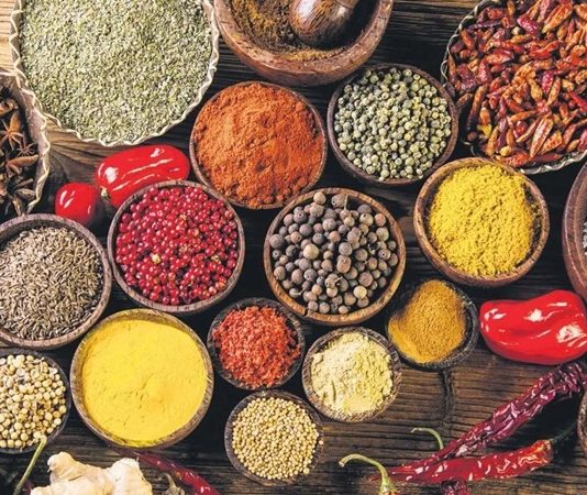 Baharat Dünyası Ve Yemek Kültüründeki Rolü Yemeklerin lezzetini ve aromalarını belirleyen en önemli unsurlardan biri baharattır. İnsanlık tarihi boyunca baharat, sadece yemeklerde değil, aynı zamanda sağlık, ticaret ve kültürel etkileşim açısından da büyük bir öneme sahip olmuştur. Antik çağlarda baharat, paranın ve statünün bir göstergesi olarak kabul edilmiş, hatta savaş ve barış anlaşmalarında bile rol oynamıştır. Konulu bir haber görseli.