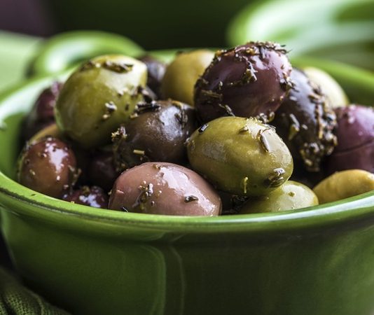 Baharatlı Zeytin Sofraların Vazgeçilmez Lezzeti Oldu Baharatlı zeytin, Türkiye’de ve Akdeniz mutfaklarında uzun yıllardır sofraların baş köşesinde yer alıyor. Özellikle kahvaltılarda, meze sofralarında ve atıştırmalık olarak tercih edilen bu lezzet, yalnızca damak tadını zenginleştirmekle kalmıyor aynı zamanda sağlıklı beslenmenin de bir parçası oluyor. Farklı baharatlarla harmanlanan zeytinler, klasik tuzlu zeytinden çok daha aromatik bir tat sunuyor. Konulu bir haber görseli.
