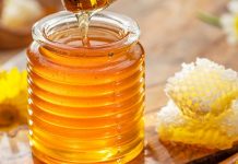 Bal: Doğal Tat Ve Sağlığın Sofralardaki Buluşması Bal, insanlık tarihi boyunca hem besleyici hem de şifa kaynağı olarak bilinmiştir. Arıcılık gelenekleri, binlerce yıl öncesine dayanır ve farklı kültürlerde kutsal bir gıda olarak kabul edilmiştir. Antik çağlardan günümüze, bal hem tatlı olarak hem de tedavi amaçlı kullanılmıştır. Konulu bir haber görseli.