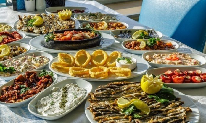 Balıkçı Sofrasının Temel Taşları Deniz ürünlerinin sofralardaki yeri, özellikle balıkçı sofrasının karakterini belirler. Taze balık, deniz mahsulleri ve deniz tuzu, bu sofraların vazgeçilmez bileşenleridir. Bir balıkçı sofrası, sadece bir yemek değil, denizin taptaze lezzetlerinin bir araya geldiği özel bir deneyimdir. Zeytinyağlı mezeler, çeşitli salatalar ve balık çeşitleriyle zenginleştirilen bu sofralar, denizle iç içe bir atmosfer yaratır. Konulu bir haber görseli
