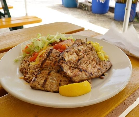 Barbados Mutfağı Barbados mutfağı, Karayipler’in zengin kültürel geçmişiyle şekillenmiş, hem Afrika hem de yerel Karayip etkilerini taşıyan bir mutfaktır. Adanın tarih boyunca farklı kolonizasyonlar ve ticaret yolları sayesinde mutfak kültürü çeşitlenmiş, lezzetler farklı geleneklerin birleşimiyle harmanlanmıştır. Bu mutfak, hem günlük yaşamda hem de özel kutlamalarda kendine özgü yerini korur. Konulu bir haber görseli.