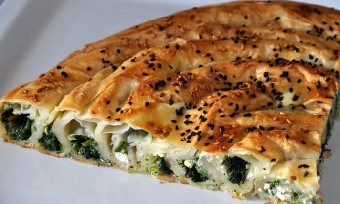 Börek Sofraların Geleneksel Lezzeti Modern Sunumlarla Buluşuyor Börek, Osmanlı mutfağından günümüze taşınan, hem kahvaltı sofralarının hem de çay saatlerinin vazgeçilmez lezzeti olarak biliniyor. İnce açılmış yufkaların peynir, kıyma, ıspanak veya patates gibi iç harçlarla doldurulmasıyla hazırlanan börek, yalnızca lezzetiyle değil, kültürel mirasıyla da dikkat çekiyor. Konulu bir haber görseli.
