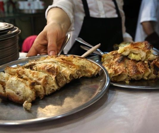 Bosna-Hersek mutfağı, Balkanlar’ın kalbinde zengin bir tarih ve kültürel mirasın yansımasıdır. Osmanlı, Avusturya-Macaristan ve yerel Balkan etkileri, mutfak kültürünü şekillendirmiştir. Bosna yemekleri, hem et hem de sebze ağırlıklı tariflerle dikkat çeker. Geleneksel yemekler, hem gündelik yaşamda hem de özel günlerde sofraların vazgeçilmez parçalarıdır. Konulu bir haber görseli.