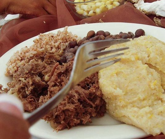 Botsvana Mutfağı Afrika kıtasının güneyinde yer alan Botsvana’nın tarihini, geleneklerini ve coğrafi özelliklerini yansıtan köklü bir kültürel yapıya sahiptir. Yemeklerin çoğu doğrudan tarımsal üretime ve yerel çiftçiliğe dayalıdır. Bu nedenle sofralarda hem doğallık hem de yerellik ön plandadır. Et yemekleri, tahıllar ve sebzeler Botsvana sofralarının temelini oluşturur. Aynı zamanda misafirperverlik kültürüyle de bilinen ülke, yemeklerini paylaşmayı önemli bir gelenek haline getirmiştir. Konulu bir haber görseli.