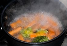 Buharda haşlama, aslında çok eski dönemlere dayanan bir pişirme yöntemidir. İnsanların ilk çağlarda ateşi keşfetmesiyle birlikte farklı teknikler ortaya çıkmıştır. Kaynatma, közde pişirme ve kızartma gibi yöntemler arasında öne çıkan haşlama, özellikle sağlığı ön planda tutan toplumlarda sıkça tercih edilmiştir. Buharda pişirme tekniği ise suyun kaynamasıyla oluşan buharın yiyecekleri yumuşatması esasına dayanır. Bu yöntem, hem lezzeti korur hem de besin değerlerinin kaybolmamasını sağlar. Konulu bir haber görseli.