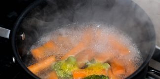 Buharda haşlama, aslında çok eski dönemlere dayanan bir pişirme yöntemidir. İnsanların ilk çağlarda ateşi keşfetmesiyle birlikte farklı teknikler ortaya çıkmıştır. Kaynatma, közde pişirme ve kızartma gibi yöntemler arasında öne çıkan haşlama, özellikle sağlığı ön planda tutan toplumlarda sıkça tercih edilmiştir. Buharda pişirme tekniği ise suyun kaynamasıyla oluşan buharın yiyecekleri yumuşatması esasına dayanır. Bu yöntem, hem lezzeti korur hem de besin değerlerinin kaybolmamasını sağlar. Konulu bir haber görseli.