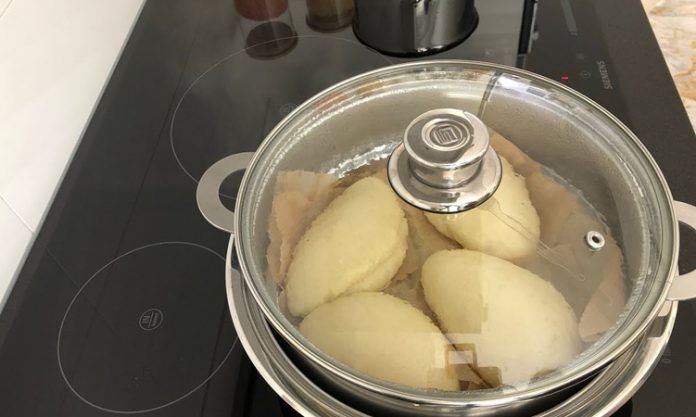 Buharda Pişen Hamur Sağlıklı ve Geleneksel Pişirme Yöntemleri Buharda pişirme, özellikle hamur işleri için tercih edilen geleneksel bir yöntemdir. Bu teknik, hamurun nemini kaybetmeden pişmesini sağlar ve yumuşak, hafif bir doku elde edilmesine yardımcı olur. Hamurun bu yöntemle pişirilmesi, özellikle börek, ekmek ve mantı gibi yiyeceklerde lezzeti artırır. Konulu bir haber görseli.