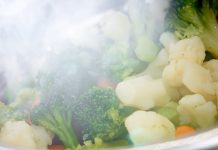 Günümüzde sağlıklı yaşamın temel noktalarından biri de doğru pişirme yöntemlerini tercih etmektir. Özellikle buharda sebze pişirme, vitamin ve mineral kayıplarını en aza indirmesiyle öne çıkar. Kaynar suya temas etmeyen sebzeler, bu yöntemle besin değerlerini büyük ölçüde korur. Bu durum özellikle sağlıklı beslenme planı yapan kişiler için oldukça önemlidir. Konulu bir haber görseli.