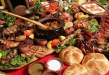 Bulgar mutfağı, tarih boyunca farklı kültürlerin etkisi altında şekillenmiş zengin bir yemek geleneğine sahiptir. Osmanlı, Bizans ve Balkan kültürlerinin birleşimi, Bulgar mutfağını eşsiz kılan temel unsurlardan biridir. Bulgar yemekleri, genellikle taze sebze, yoğurt ve peynir gibi doğal ürünlerle hazırlanır. Sofralarda sıkça yer alan tarator ve banitsa, bu mutfağın en bilinen lezzetlerindendir. Tarator, soğuk yoğurt çorbası olarak yaz aylarında tercih edilirken, banitsa börek çeşidi olarak kahvaltıların vazgeçilmezidir. Konulu bir haber görseli.