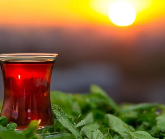 Çay Dosyası Dünyanın En Sevilen İçeceğinin Yolculuğu Çay, yüzyıllardır insanlığın hayatında yer alan, kültürleri şekillendiren ve toplumsal bağları güçlendiren bir içecek olmuştur. Sıcak veya soğuk olarak tüketilebilen bu eşsiz içecek, dünyanın dört bir yanında farklı gelenekler ve ritüellerle hayat bulur. Çay kültürü, yalnızca damakta bıraktığı tat ile değil, aynı zamanda taşıdığı tarih ve hikâyelerle de öne çıkar. Konulu bir haber görseli.
