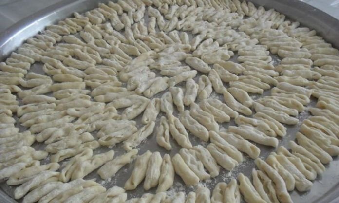 Çeçen Mutfağı Çeçen mutfağı, Kuzey Kafkasya’nın en eski gastronomi geleneklerinden biridir ve Çeçenistan’da uzun yıllar boyunca gelişmiştir. Bölgenin sert iklimi ve dağlık coğrafyası, mutfak kültürünü şekillendirmiştir. Çeçen yemekleri, besleyici, doyurucu ve aynı zamanda dayanıklılık sağlayan özellikleriyle öne çıkar. Bu mutfak, sadece beslenme aracı değil, aynı zamanda kültürel mirasın bir parçası olarak kabul edilir. Konulu bir haber görseli.