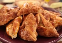 Çerkez mutfağı, yüzyıllar boyunca Kuzey Kafkasya’da gelişmiş, ardından Anadolu’ya taşınmış köklü bir gastronomi kültürüdür. Kafkasya’nın dağlık yapısı, iklimi ve doğal kaynakları bu mutfağın gelişiminde belirleyici olmuştur. Geleneksel yemeklerde kullanılan malzemeler, bölgenin coğrafi özelliklerini yansıtırken, göçlerle birlikte Anadolu’ya taşınan tarifler Türk mutfak kültürüyle harmanlanmıştır. Özellikle Osmanlı döneminden itibaren bu mutfak, hem saraylarda hem de halk arasında bilinen ve sevilen bir mutfak haline gelmiştir. Konulu bir haber görseli.