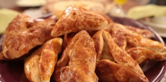 Çerkez Mutfağı Çerkez mutfağı, yüzyıllar boyunca Kuzey Kafkasya’da gelişmiş, ardından Anadolu’ya taşınmış köklü bir gastronomi kültürüdür. Kafkasya’nın dağlık yapısı, iklimi ve doğal kaynakları bu mutfağın gelişiminde belirleyici olmuştur. Geleneksel yemeklerde kullanılan malzemeler, bölgenin coğrafi özelliklerini yansıtırken, göçlerle birlikte Anadolu’ya taşınan tarifler Türk mutfak kültürüyle harmanlanmıştır. Özellikle Osmanlı döneminden itibaren bu mutfak, hem saraylarda hem de halk arasında bilinen ve sevilen bir mutfak haline gelmiştir. Konulu bir haber görseli.