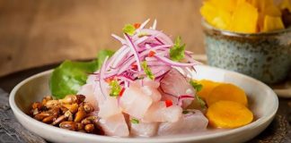 Ceviche İle Denizden Sofralara Taptaze Lezzet Ceviche, özellikle Güney Amerika mutfağının ikonik tariflerinden biridir ve taze balık veya deniz ürünlerinin asidik sıvılarla marine edilerek pişirilmeden servis edilmesi esasına dayanır. Ceviche, taze ve aromatik bir lezzet sunar ve yemeklerde hafif ama etkileyici bir tat deneyimi yaratır. Konulu bir haber görseli.