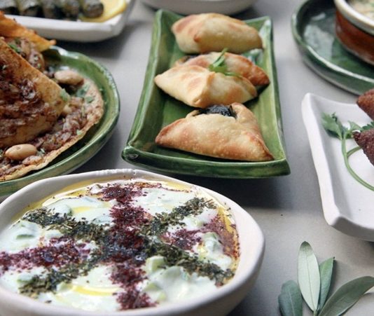Cezayir Mutfağı Cezayir mutfağı, Kuzey Afrika’nın en köklü gastronomi kültürlerinden birini yansıtır. Tarih boyunca farklı uygarlıklara ev sahipliği yapan bu topraklar, mutfak kültüründe çeşitliliği ve zenginliğiyle ön plana çıkmıştır. Berberi, Arap, Fransız ve Osmanlı etkilerinin birleşmesiyle ortaya çıkan Cezayir mutfağı, özgün tatlarıyla hem yerel halkın hem de turistlerin ilgisini çekmektedir. Baharatların yoğun kullanımı, etli yemeklerin ağırlığı ve sebzelerin uyumlu bir şekilde harmanlanması bu mutfağın karakteristik özellikleri arasındadır. Konulu bir haber görseli.