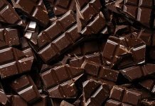 Çikolata, binlerce yıllık bir geçmişe sahip olup, kökeni Orta Amerika’ya dayanmaktadır. Aztek ve Maya uygarlıkları, kakao çekirdeklerini kutsal kabul eder ve içecek olarak tüketirdi. Avrupa’ya 16. yüzyılda gelen çikolata, zamanla şekere ve sütle birleşerek bugünkü formuna kavuştu. Konulu bir haber görseli.