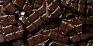 Çikolata, binlerce yıllık bir geçmişe sahip olup, kökeni Orta Amerika’ya dayanmaktadır. Aztek ve Maya uygarlıkları, kakao çekirdeklerini kutsal kabul eder ve içecek olarak tüketirdi. Avrupa’ya 16. yüzyılda gelen çikolata, zamanla şekere ve sütle birleşerek bugünkü formuna kavuştu. Konulu bir haber görseli.
