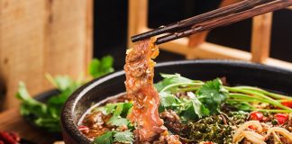Çin Mutfağı Çin mutfağı, binlerce yıllık tarihi ile dünya gastronomisinin en köklü kültürlerinden birini temsil ediyor. Antik Çin’de yemek, sadece beslenme aracı değil, aynı zamanda sağlık ve felsefi bir yaklaşımın parçası olarak görülüyordu. Doğal malzemeler kullanımı, yemeklerin hem besleyici hem de lezzetli olmasını sağlıyor. Konulu bir haber görseli.
