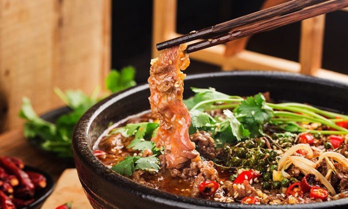 Çin Mutfağı Zengin Kültürü Ve Lezzetleriyle Dünyayı Etkiliyor Çin mutfağı, binlerce yıllık tarihi ile dünya gastronomisinin en köklü kültürlerinden birini temsil ediyor. Antik Çin’de yemek, sadece beslenme aracı değil, aynı zamanda sağlık ve felsefi bir yaklaşımın parçası olarak görülüyordu. Doğal malzemeler kullanımı, yemeklerin hem besleyici hem de lezzetli olmasını sağlıyor. Konulu bir haber görseli.