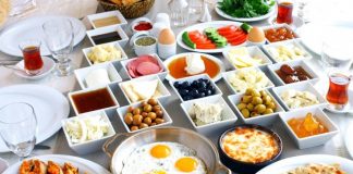 Çocuklar için sağlıklı beslenme, onların büyüme ve gelişme süreçlerinde kritik bir rol oynar. Sağlıklı yemekler, sadece onların fiziksel sağlığını değil, aynı zamanda zihin gelişimlerini de destekler. Bu nedenle çocukların beslenme alışkanlıklarını erken yaşlardan itibaren doğru yönlendirmek büyük önem taşır. Çocukların hem besleyici hem de lezzetli yiyeceklerle beslenmesi, sağlıklı büyümelerini sağlarken, aynı zamanda yemeklere karşı olan ilgilerini artırır. Konulu bir haber görseli.