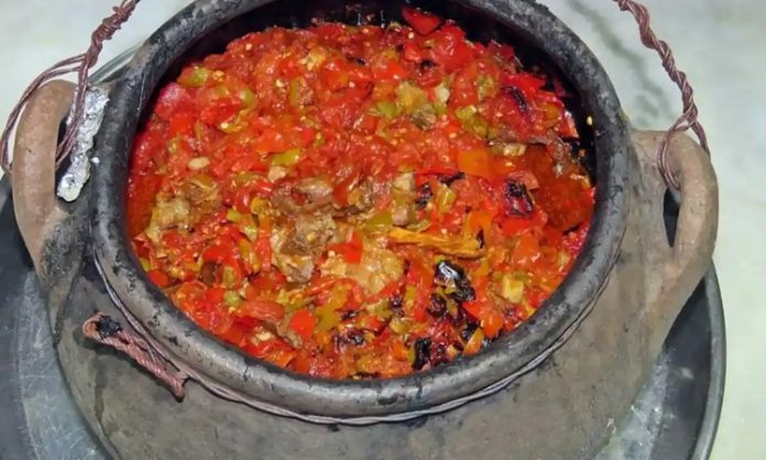 Çömlek Yemeği Anadolu Sofralarının Vazgeçilmez Lezzeti Çömlek yemeği, Anadolu mutfağının en eski ve en köklü yemek geleneklerinden biridir. Toprağın insan yaşamındaki önemini sadece tarımda değil, mutfakta da gösteren bu yemek, pişirme kabı olarak kullanılan çömleklerle özdeşleşmiştir. Ateşe dayanıklı toprak kaplarda pişirilen bu yemekler, hem yavaş pişirme yöntemi sayesinde lezzetini artırmış hem de nesiller boyunca aktarılan bir kültürün parçası haline gelmiştir. Özellikle Orta Anadolu’da ve Doğu bölgelerinde sıkça rastlanan bu yemek türü, yöresel mutfakların olmazsa olmazı kabul edilmektedir. Konulu bir haber görseli.
