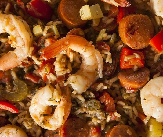 Creole Mutfağı Creole Mutfağı, Amerika Birleşik Devletleri’nin özellikle Louisiana eyaletinde gelişmiş ve çok kültürlü bir yemek geleneğini temsil eder. Bu mutfak, Fransız, İspanyol, Afrika ve Karayip etkilerini birleştirerek ortaya çıkmıştır. Creole yemekleri, Louisiana’nın özellikle New Orleans şehrinde sosyal ve kültürel yaşamın vazgeçilmez bir parçasıdır. Konulu bir haber görseli.