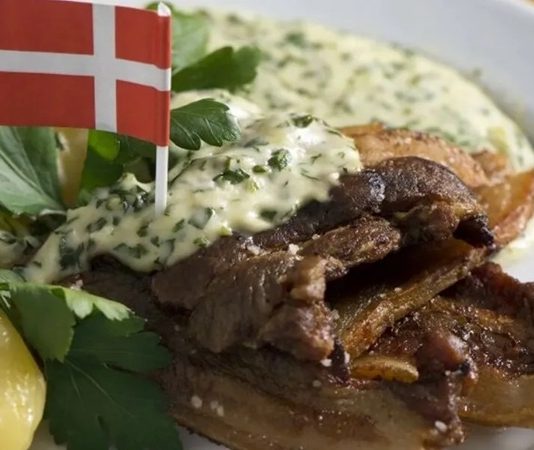 Danimarka mutfağı, İskandinav yemek kültürünün hem geleneksel hem de modern yorumlarını barındıran zengin bir gastronomi anlayışına sahiptir. Yüzyıllar boyunca tarım, balıkçılık ve hayvancılık, ülkenin yemek kültürünün temelini oluşturmuştur. İklim ve coğrafi şartlar, sofralarda yer alan malzemelerin çeşitliliğini doğrudan etkilemiş, bu da hem sade hem de besleyici yemeklerin ortaya çıkmasını sağlamıştır. konulu bir haber görseli.