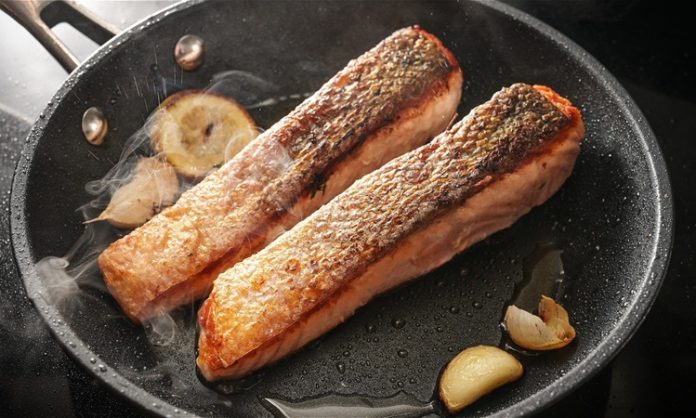 Yemek kültürlerinde yüzyıllardır uygulanan yöntemlerden biri olan derisiyle pişirme, aslında oldukça eski bir geleneğe dayanır. Anadolu’dan Uzak Doğu’ya, Afrika’dan Avrupa’ya kadar farklı mutfaklarda, derisiyle birlikte pişirilen tavuk, balık ya da kırmızı et yemeklerine rastlanır. Bunun en önemli nedeni, derinin hem yiyeceği dış etkenlerden koruması hem de pişme sırasında içerisindeki özsuyun kaybolmasını önlemesidir. Konulu bir haber görseli.