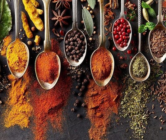 Doğu Anadolu baharatları, yalnızca yemeklere lezzet katmakla kalmaz, aynı zamanda binlerce yıllık geleneklerin ve doğayla iç içe yaşamın bir yansımasıdır. Bölgenin sert iklimi ve yüksek rakımlı yapısı, burada yetişen bitkilerin dayanıklılığını artırır. Bu da hem aromanın yoğunluğunu hem de şifalı etkisini yükseltir. Anadolu’nun en yüksek dağlarına sahip bu coğrafya, endemik bitki türleriyle Türkiye'nin en zengin aromatik hazinelerinden biridir. Konulu bir haber görseli.