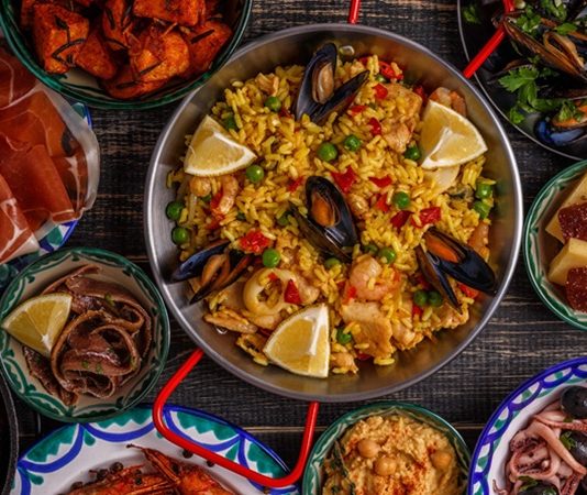 Dünya yemekleri, farklı coğrafyaların kültürel ve gastronomik zenginliğini yansıtır. Her ülke, kendi mutfak kültürü ve gelenekleri doğrultusunda özgün tarifler geliştirir. Akdeniz mutfağı, Asya mutfağı, Latin Amerika lezzetleri ve Orta Doğu yemekleri, dünya mutfaklarının öne çıkan örneklerindendir. Konulu bir haber görseli.