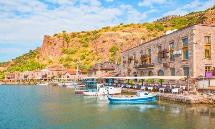 Ege Otları Ve Deniz Ürünleriyle Zenginleşen Sofralar Akdeniz’in Doğal Lezzet Mirası Ege mutfağı, doğallığın ve sade şıklığın bir araya geldiği, yüzyıllardır süregelen bir beslenme anlayışını temsil eder. Bu coğrafyada denizle toprak adeta el ele vermiştir. Kıyılardan gelen taptaze deniz ürünleri, dağlardan ve tarlalardan toplanan Ege otlarıyla birleştiğinde, ortaya hem damakları şenlendiren hem de bedene iyi gelen yemekler çıkar. Konulu bir haber görseli.