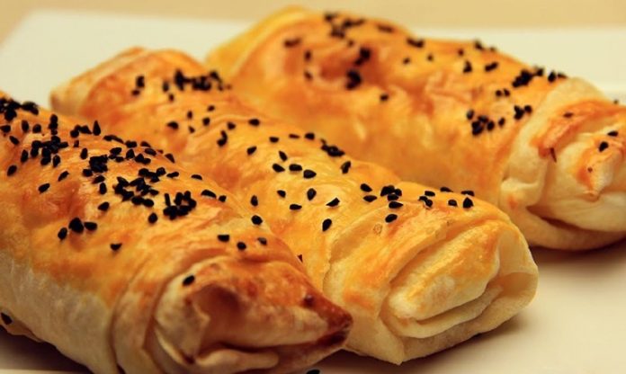 El açması hamur işleri, Türk mutfağının en sevilen ve en çok sahip çıkılan lezzetlerinden biridir. Anadolu’nun dört bir yanında nesiller boyu aktarılan bu geleneksel tarifler, özellikle ev hanımlarının maharetli elleriyle sofralara taşınır. Yufkanın incecik açıldığı, iç harcının özenle hazırlandığı bu tarifler, yalnızca bir yemek değil, aynı zamanda bir kültürel hafıza görevi de görür. Konulu bir haber görseli.