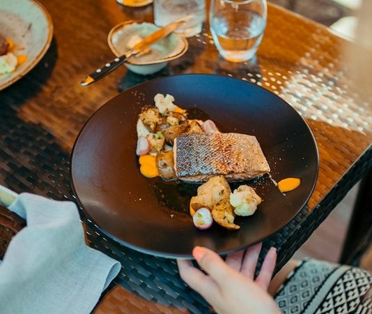 Estonya Mutfağı Estonya mutfağı, Baltık Denizi kıyısında yer alan ülkenin tarihi, kültürü ve coğrafi özellikleriyle şekillenmiş köklü bir gastronomi anlayışını yansıtır. Yüzyıllardır hem kuzey Avrupa’nın hem de Rusya ve İskandinavya gibi komşu bölgelerin etkisiyle zenginleşen bu mutfak, doğallığı ve sadeliğiyle dikkat çeker. Özellikle kırsal yaşamın yoğun olduğu dönemlerden miras kalan geleneksel yemekler, günümüzde de Estonya sofralarının vazgeçilmezleri arasında bulunur. Konulu bir haber görseli.