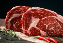 Et, insanlık tarihi boyunca temel besin kaynaklarından biri olmuştur. İlk çağlardan itibaren insanlar, et tüketimi ile enerji ve protein ihtiyaçlarını karşılamışlardır. Avcılık ve hayvancılık, toplumların beslenme kültürünü şekillendirmiş ve et, sofraların vazgeçilmez bir parçası olmuştur. Konulu bir haber görseli.