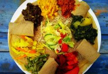 Etiyopya mutfağı, Afrika’nın doğusunda yer alan bu kadim ülkenin kültürel mirasını yansıtan eşsiz bir gastronomi deneyimi sunar. Bu mutfak, yüzyıllar boyunca farklı kültürlerin ve yerel geleneklerin bir araya gelmesiyle şekillenmiştir. Baharatlar, tahıllar ve sebzelerin yoğun kullanımı, Etiyopya yemeklerini hem lezzetli hem de besleyici kılar. Ülkenin farklı bölgelerinde yetişen malzemeler, yemeklerin her birine kendine özgü bir karakter kazandırır. Bu nedenle Etiyopya yemekleri, hem yerel halk hem de turistler tarafından büyük ilgi görmektedir. Konulu bir haber görseli.