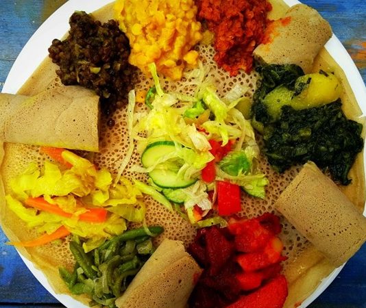 Etiyopya Mutfağı Etiyopya mutfağı, Afrika’nın doğusunda yer alan bu kadim ülkenin kültürel mirasını yansıtan eşsiz bir gastronomi deneyimi sunar. Bu mutfak, yüzyıllar boyunca farklı kültürlerin ve yerel geleneklerin bir araya gelmesiyle şekillenmiştir. Baharatlar, tahıllar ve sebzelerin yoğun kullanımı, Etiyopya yemeklerini hem lezzetli hem de besleyici kılar. Ülkenin farklı bölgelerinde yetişen malzemeler, yemeklerin her birine kendine özgü bir karakter kazandırır. Bu nedenle Etiyopya yemekleri, hem yerel halk hem de turistler tarafından büyük ilgi görmektedir. Konulu bir haber görseli.